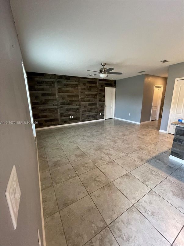 Empty room, Interior