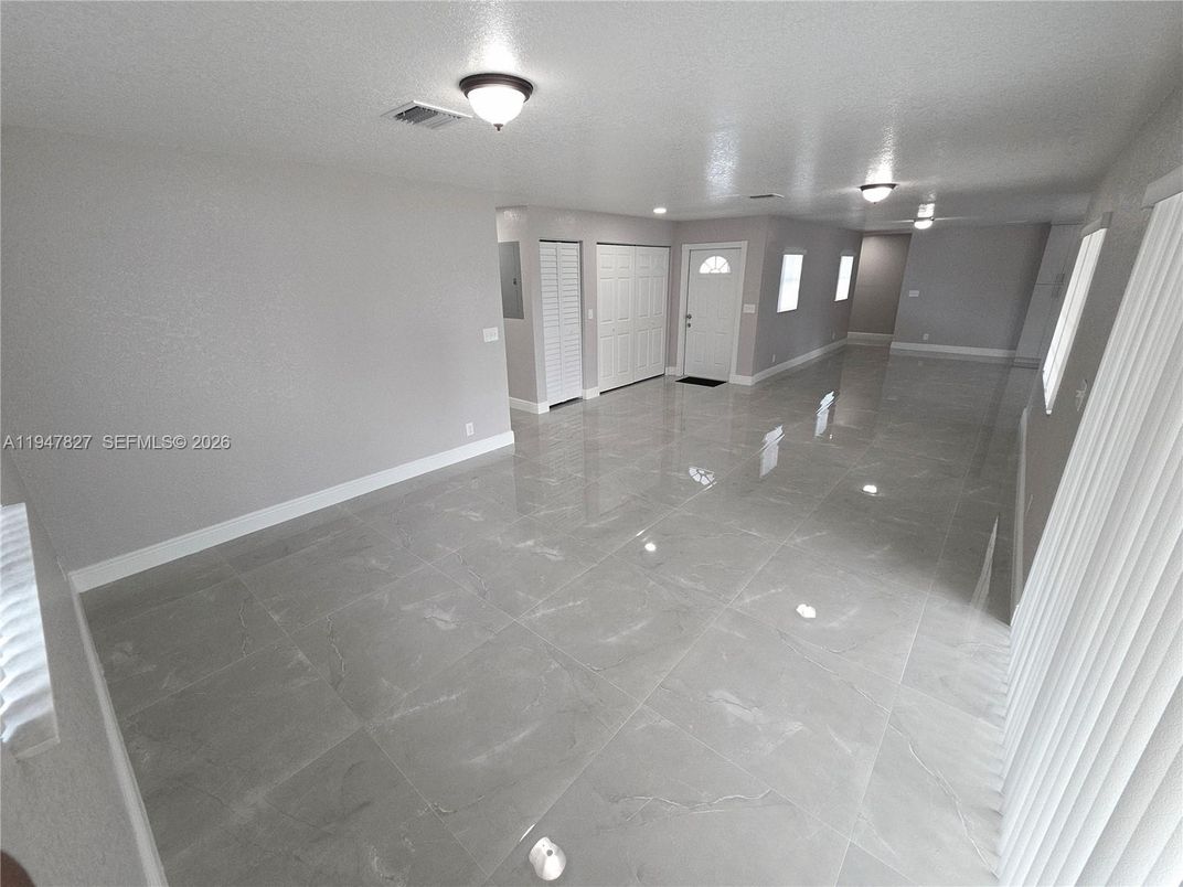 Empty room, Interior