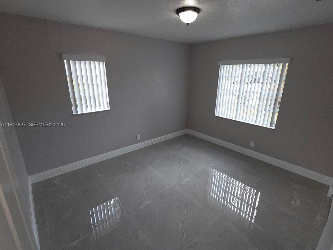 Empty room, Interior