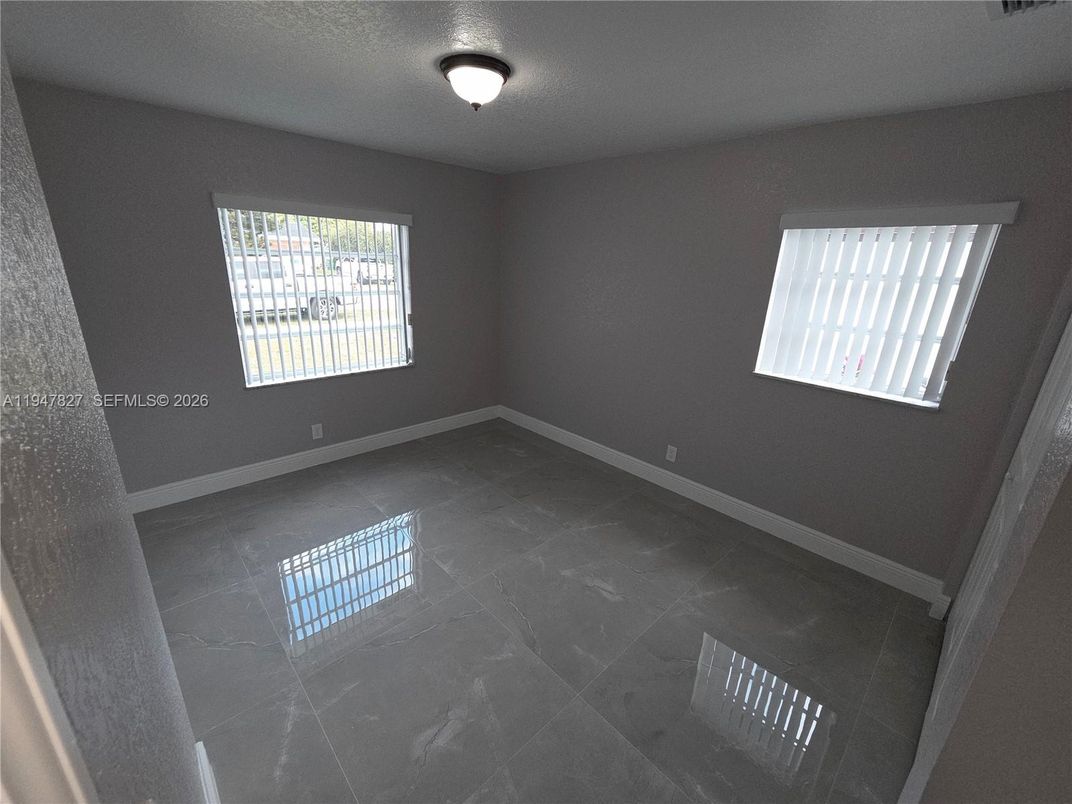 Empty room, Interior