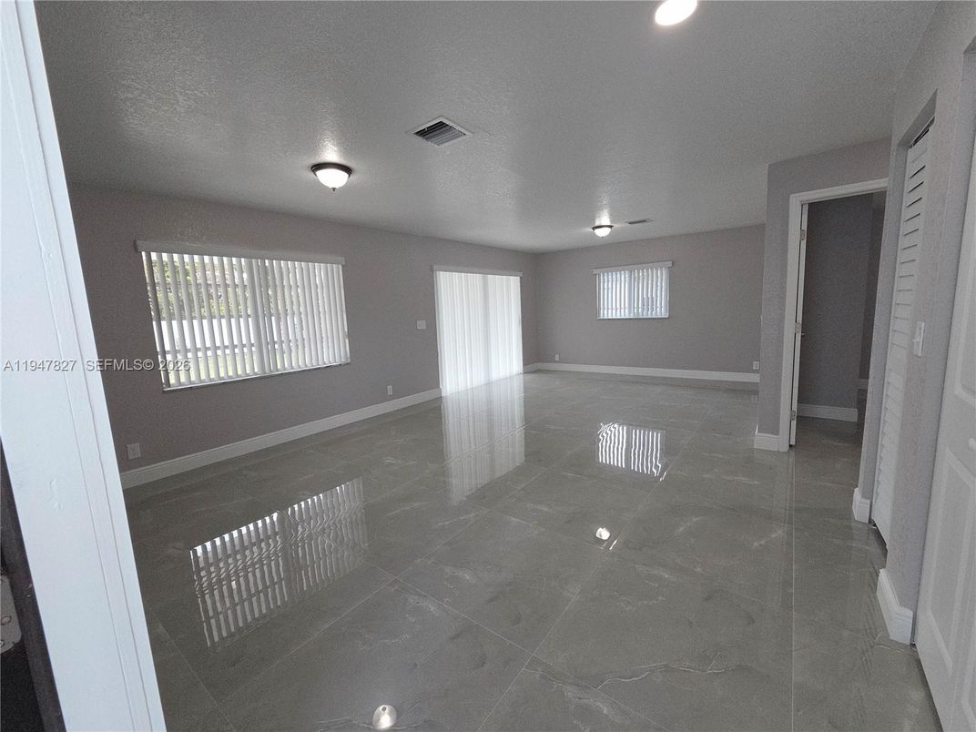 Empty room, Interior