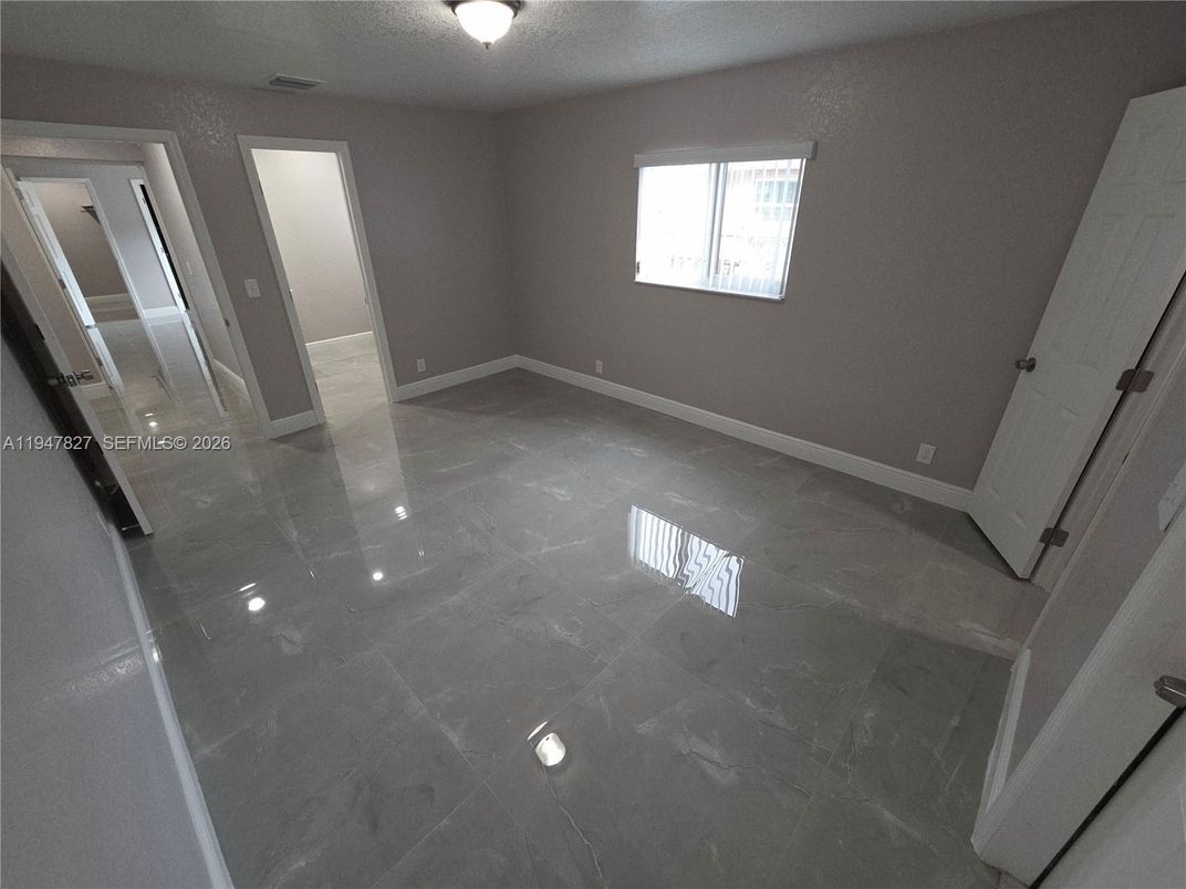 Empty room, Interior