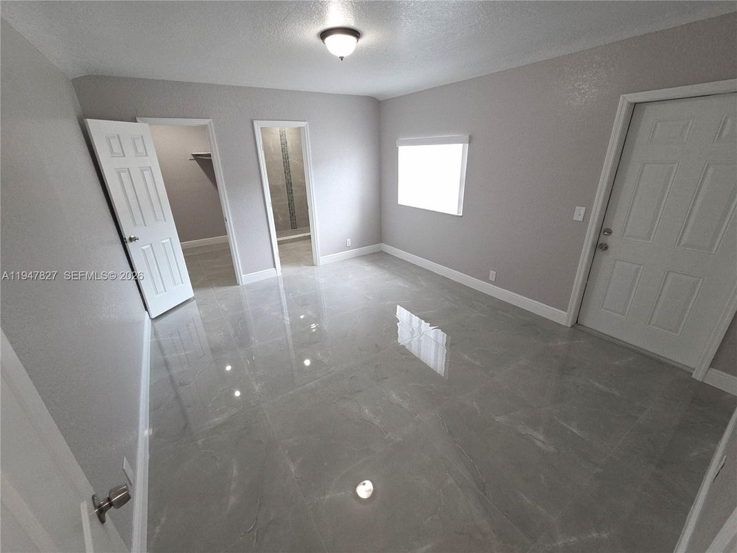 Empty room, Interior