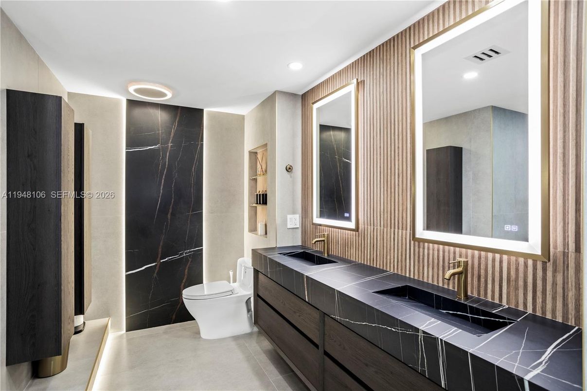 Bathroom, Dual Sink Vanities, Interior, Recessed Lighting