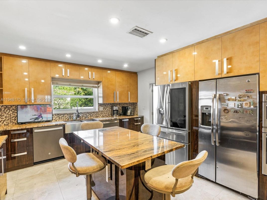 Dining room, Interior, Kitchen, Recessed Lighting, Stainless Steel Appliances