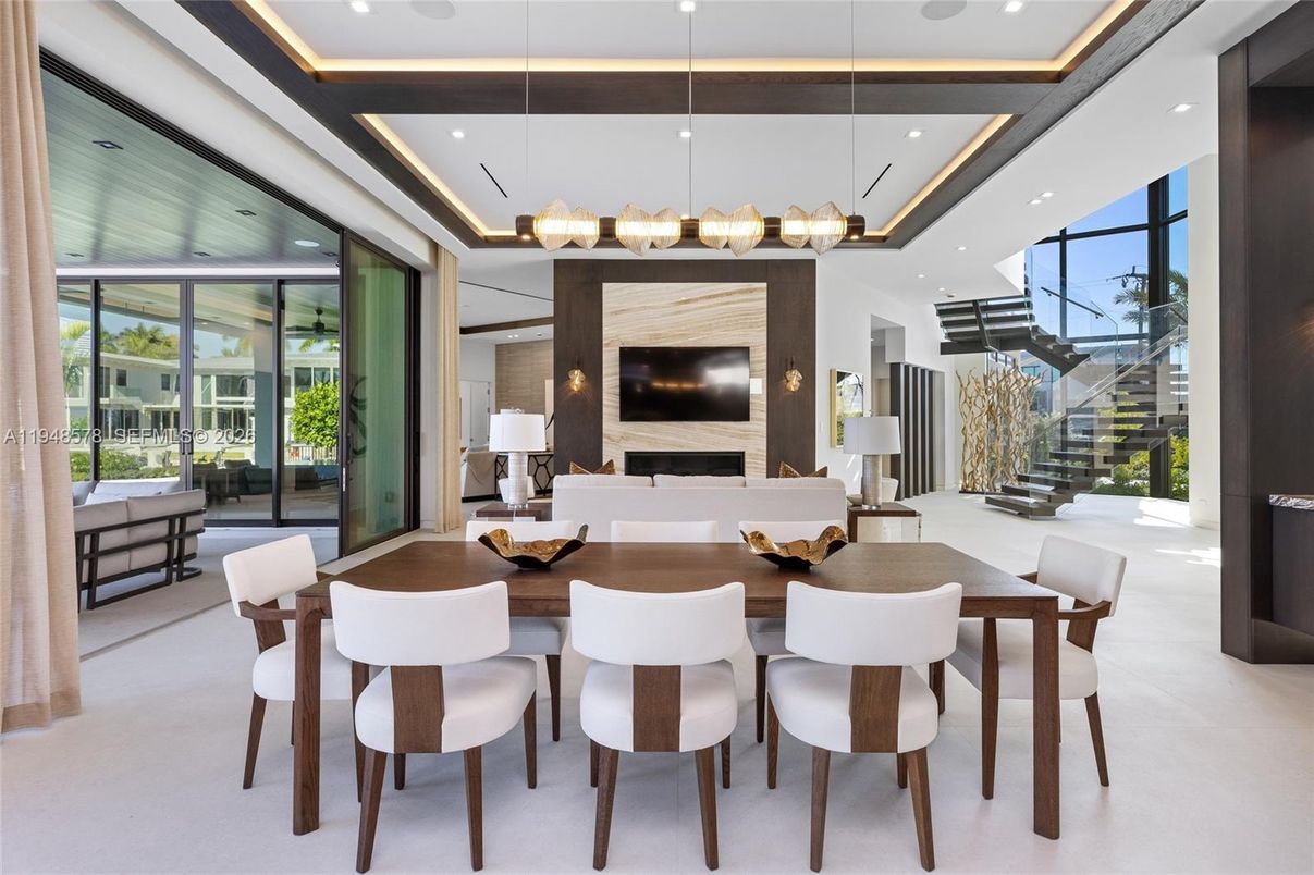 Dining room, Fireplace, Interior, Pendant Lights, Recessed Lighting