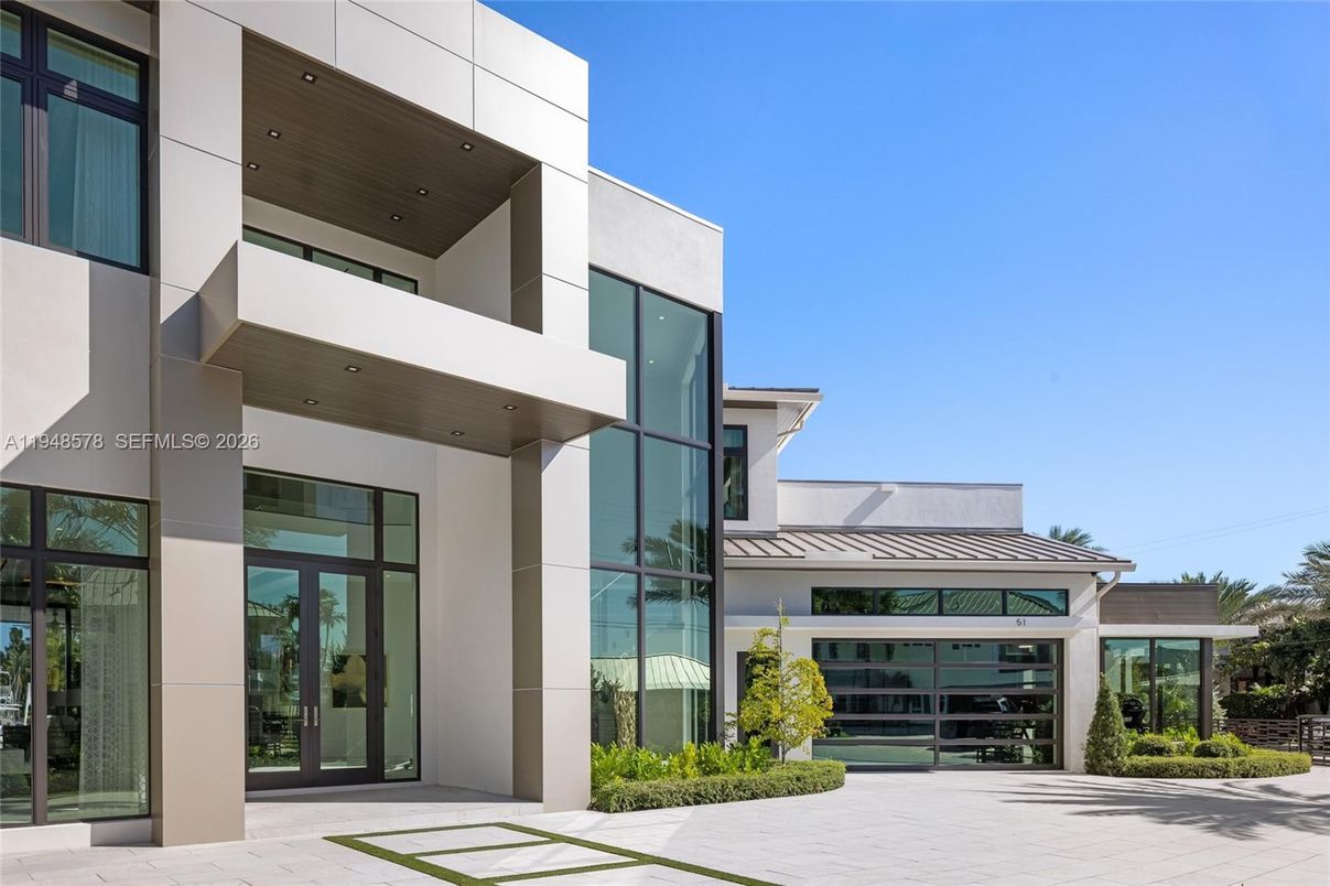 Exterior, Facade, Modern