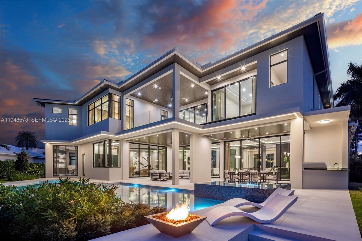 Exterior, Facade, Pool, Modern