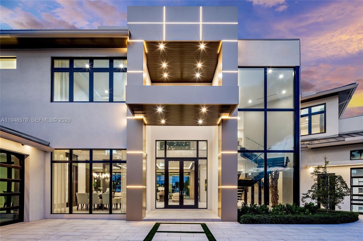 Exterior, Facade, Modern