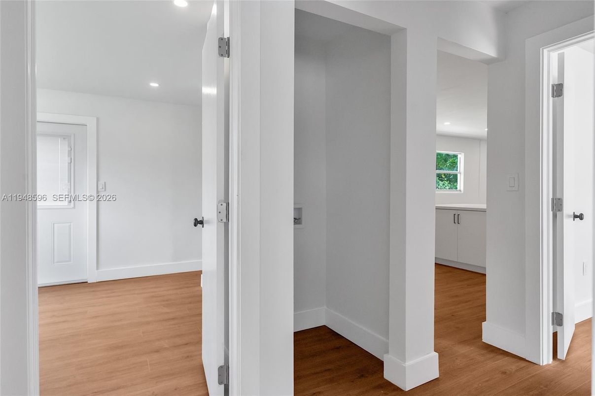 Interior, Recessed Lighting, Wood Texture Flooring