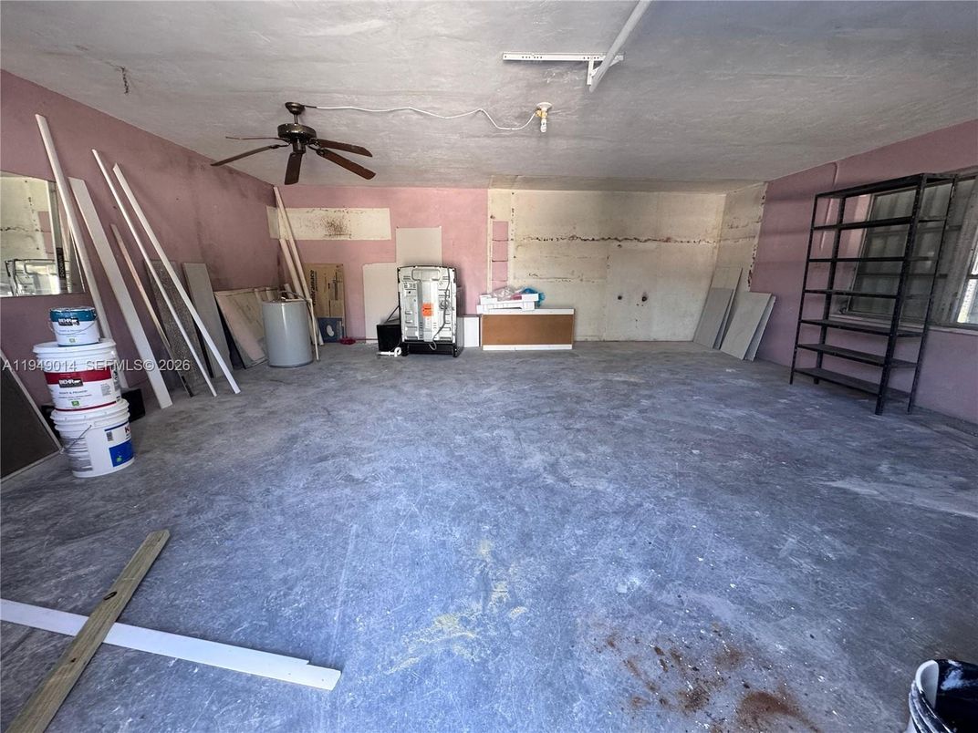 Empty room, Interior