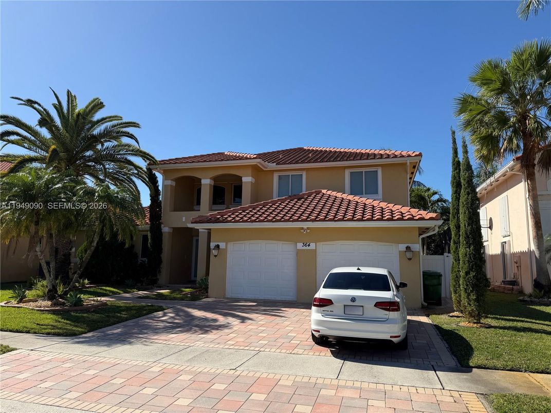 Attached, Exterior, Facade, Mediterranean