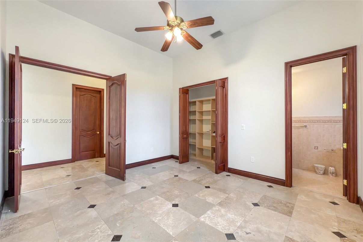 Empty room, Interior