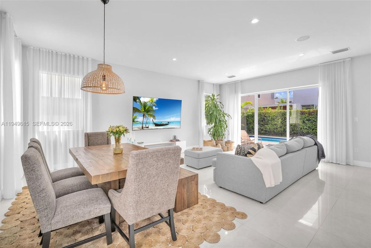 Dining room, Interior, Living room, Pendant Lights, Recessed Lighting