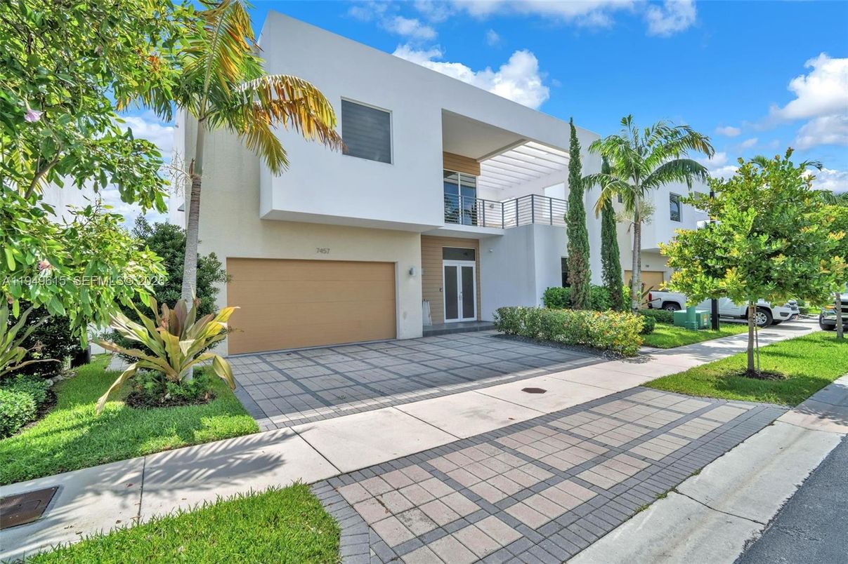 Attached, Exterior, Facade, Modern