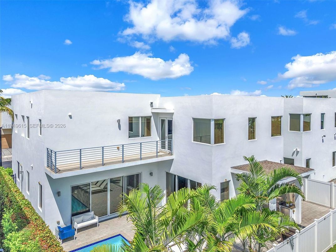 Exterior, Facade, Modern