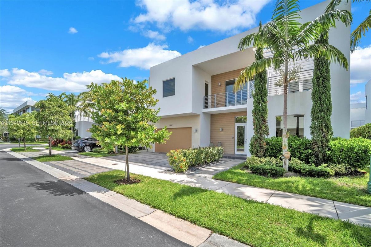 Attached, Exterior, Facade, Modern