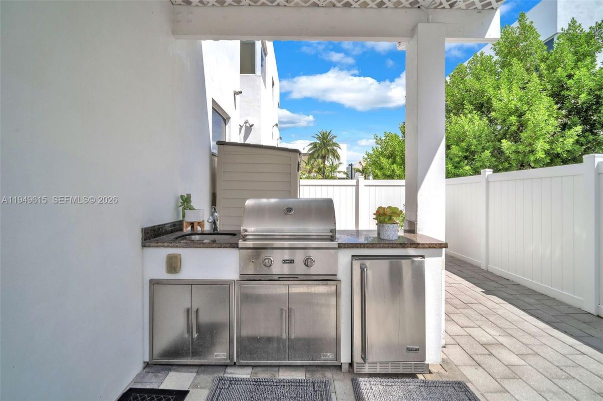 Exterior, Outdoor Kitchen