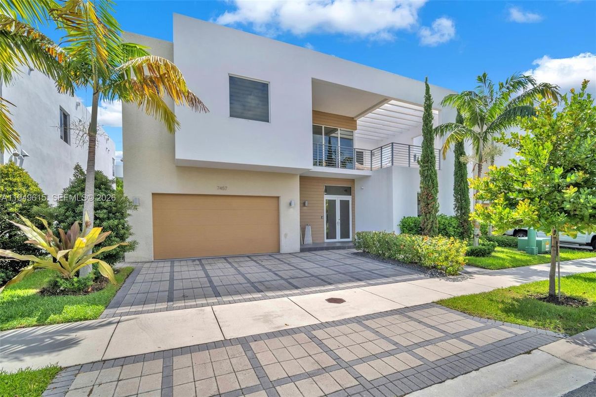 Attached, Exterior, Facade, Modern