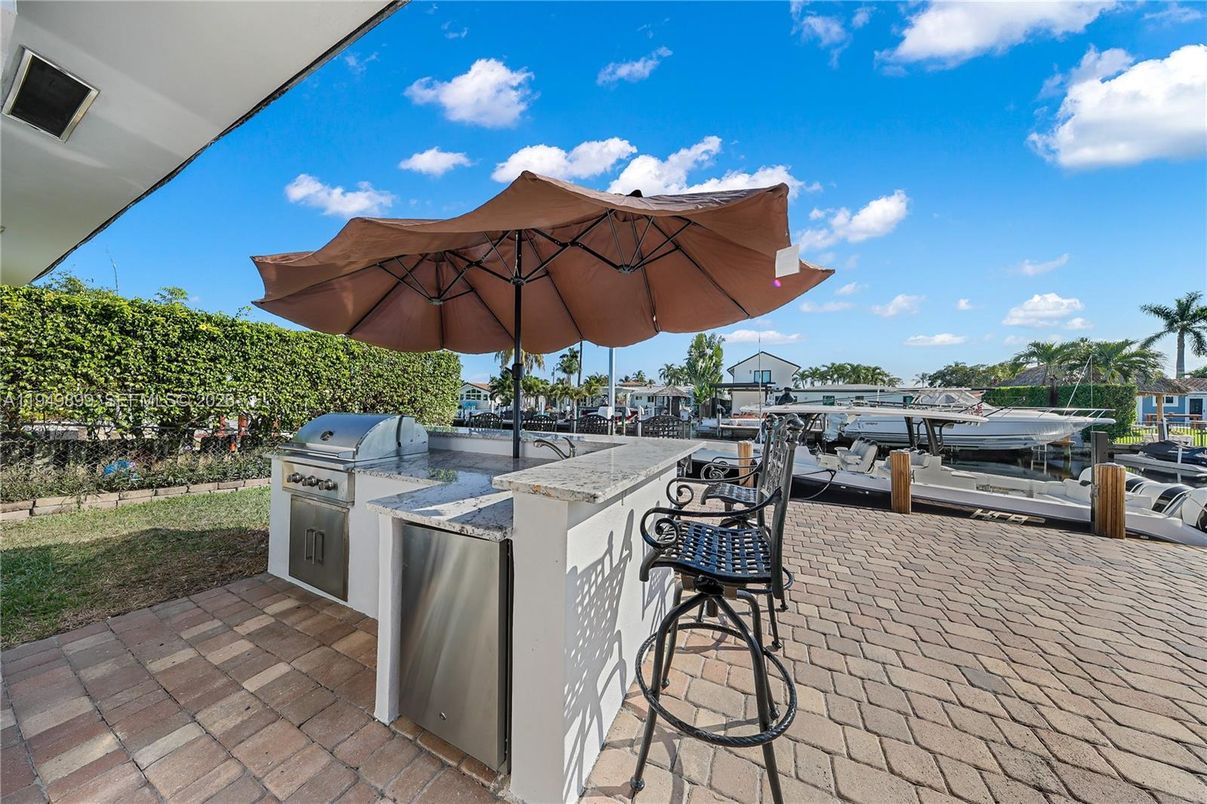 Exterior, Outdoor Kitchen