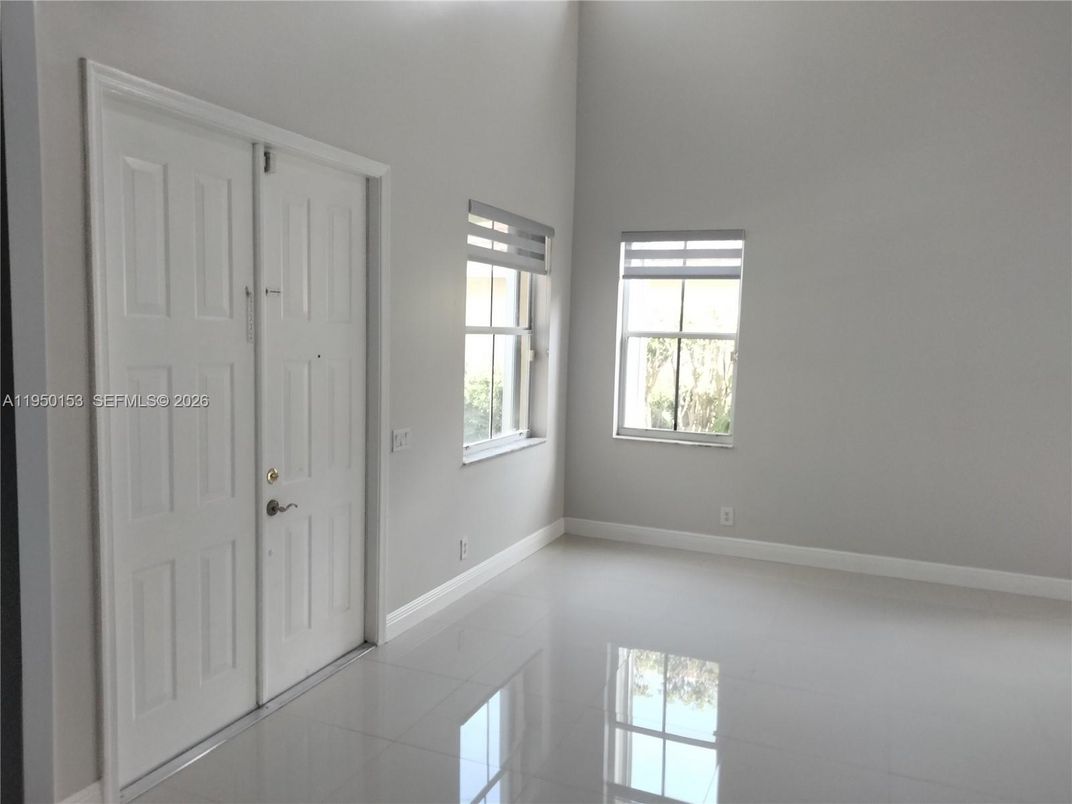 Empty room, Interior