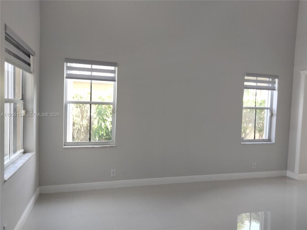 Empty room, Interior