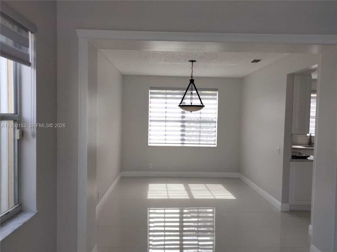Empty room, Interior, Pendant Lights