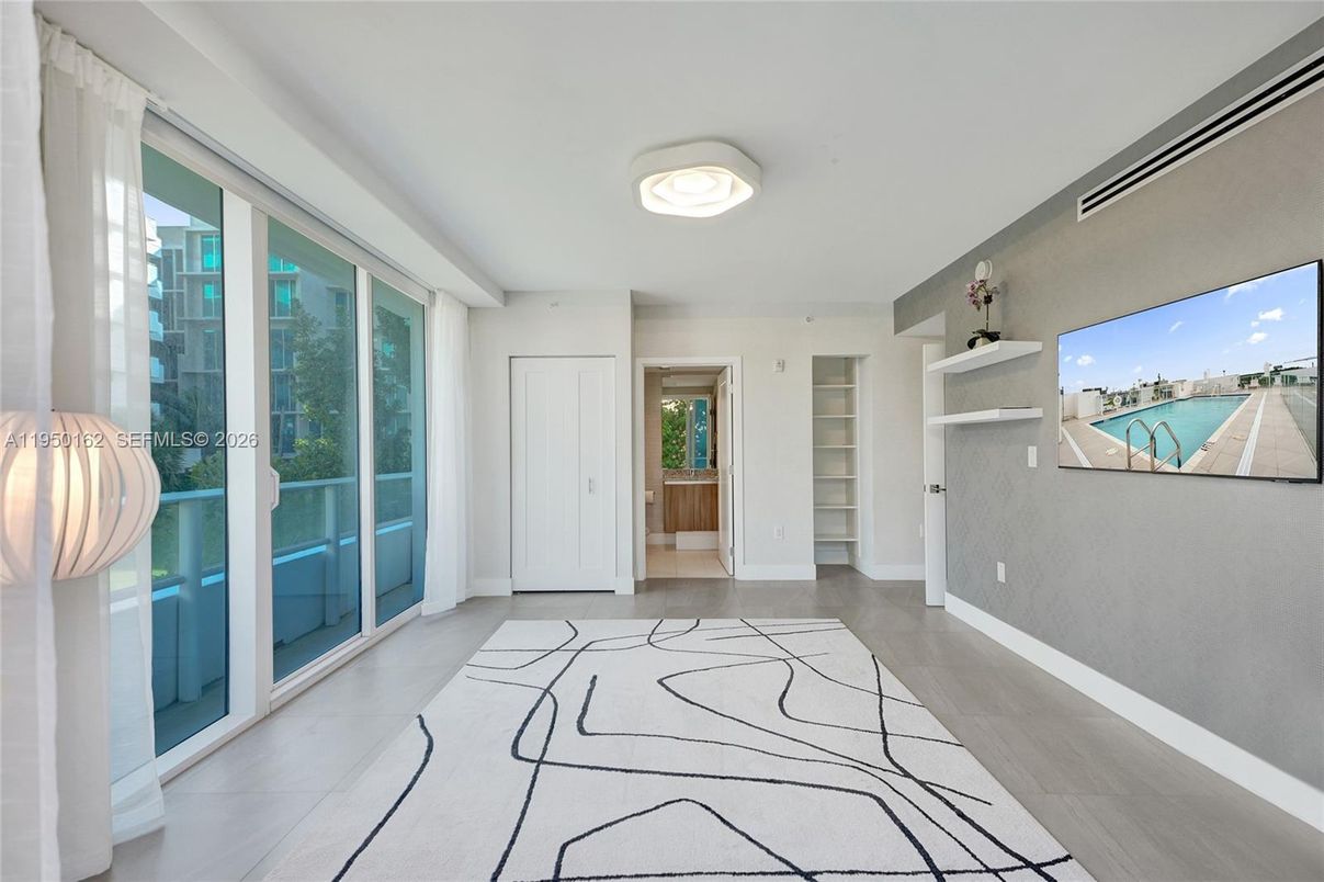 Empty room, Interior