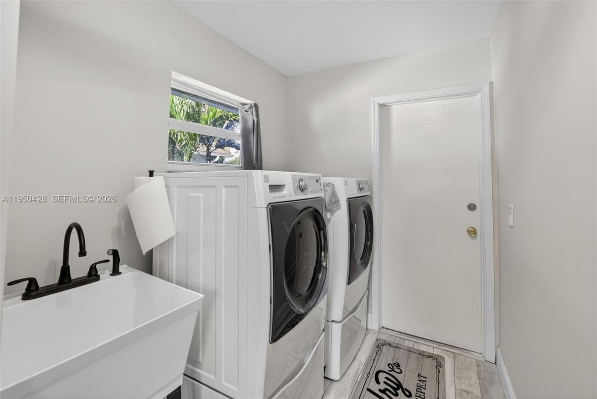 Interior, Washer, Wood Texture Flooring