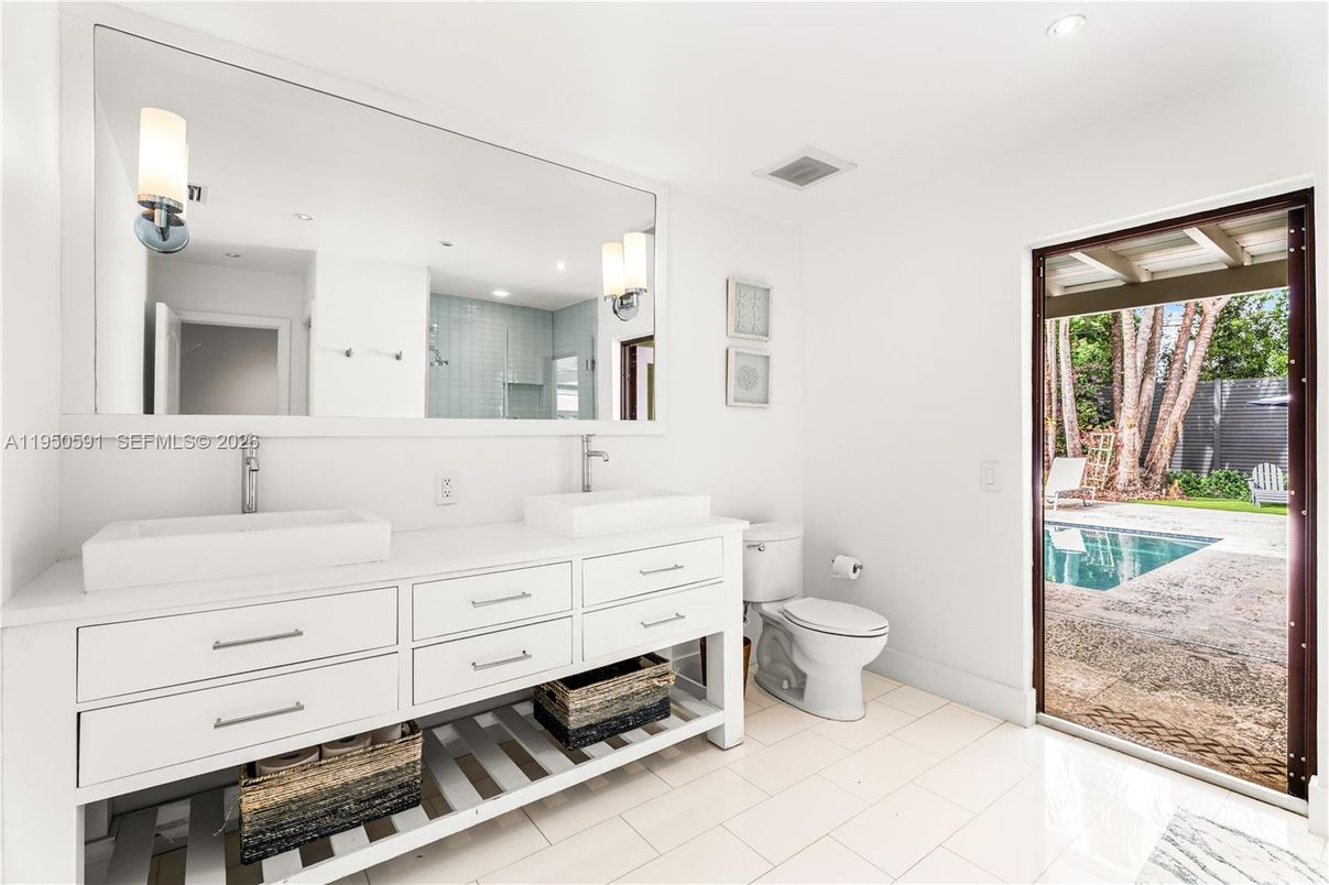 Bathroom, Dual Sink Vanities, Interior, Recessed Lighting