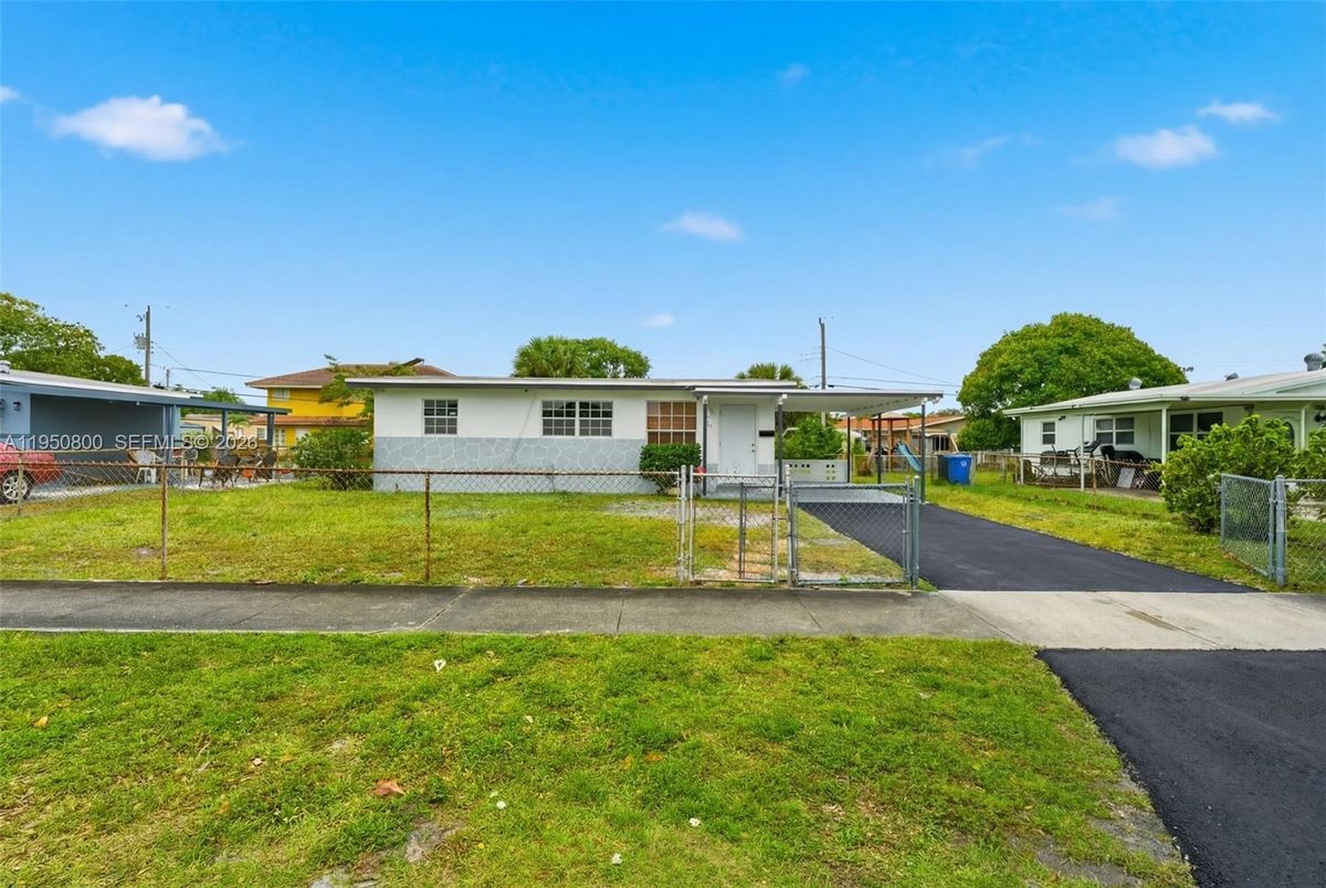 Backyard, Exterior, Facade, Ranch