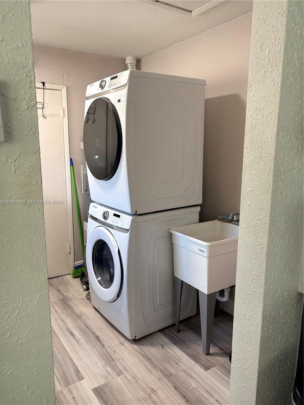 Interior, Utility Closets, Washer, Wood Texture Flooring