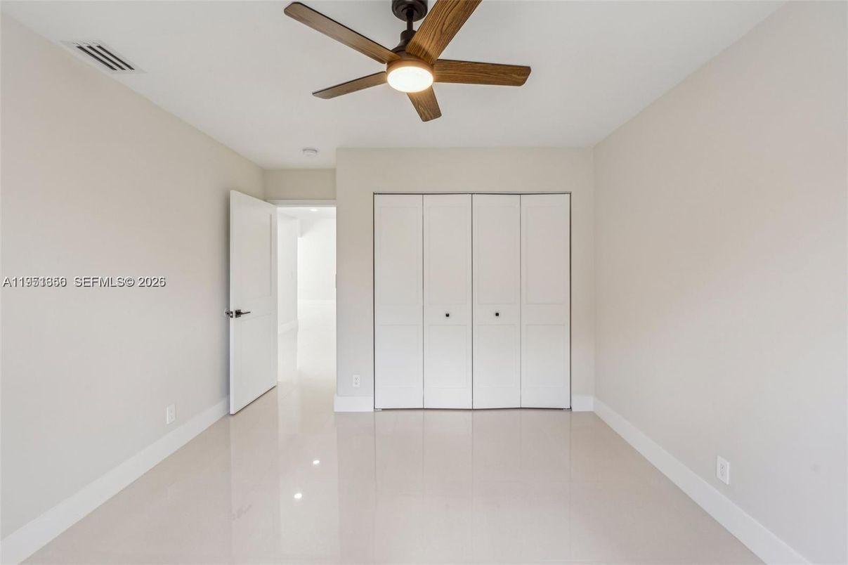 Empty room, Interior