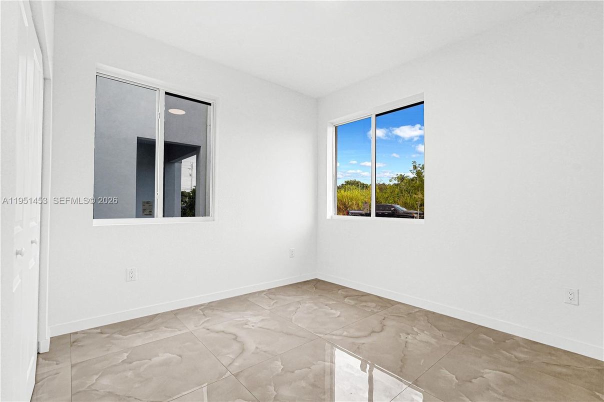 Empty room, Interior