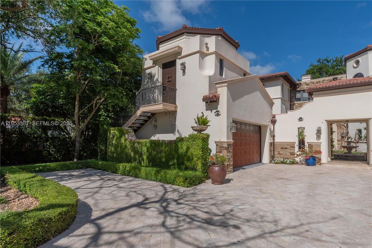 Attached, Exterior, Facade, Mediterranean