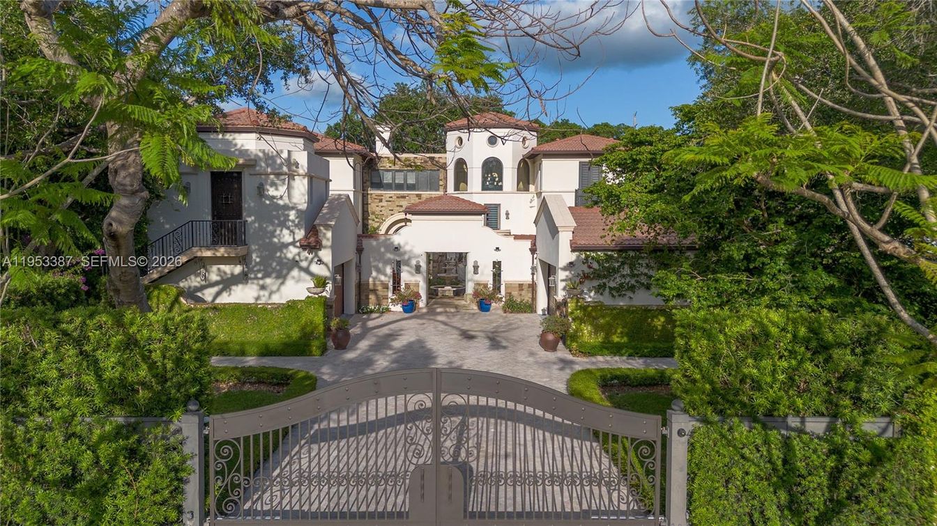 Exterior, Facade, Spanish Mediterranean