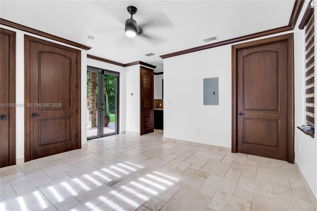 Empty room, Interior