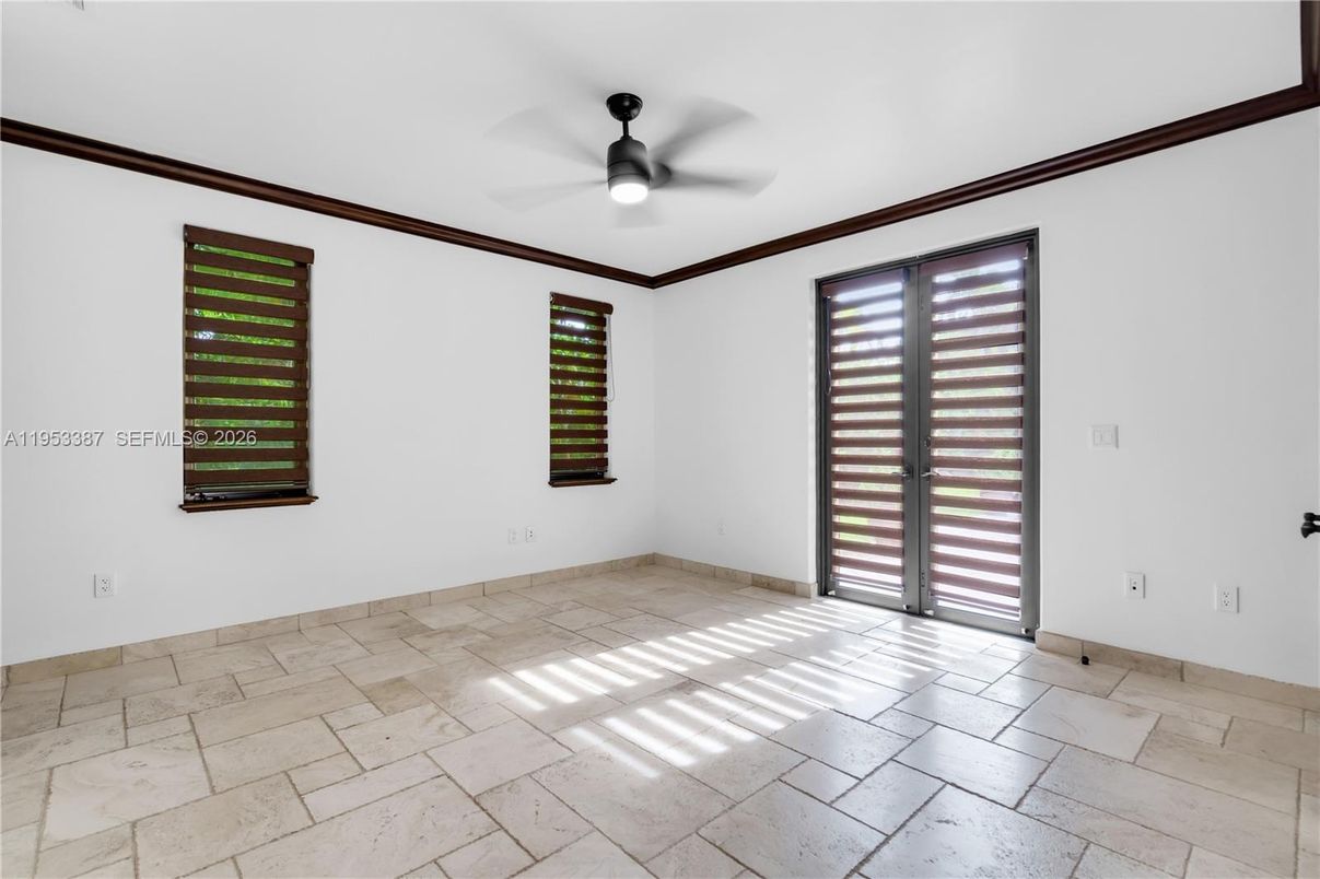 Empty room, Interior