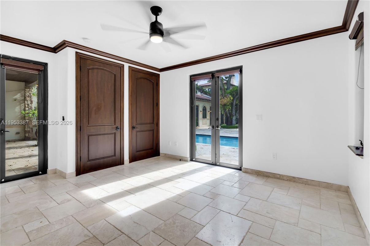 Empty room, Interior