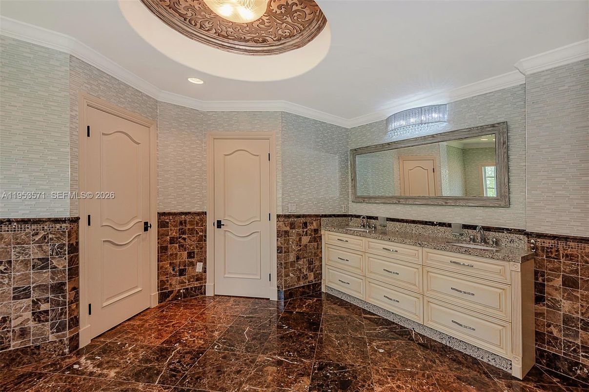 Bathroom, Dual Sink Vanities, Interior, Recessed Lighting