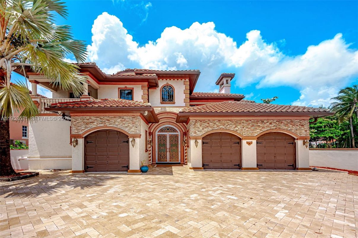 Attached, Exterior, Facade, Mediterranean