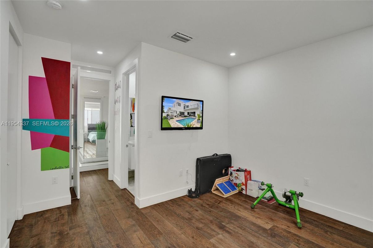 Interior, Recessed Lighting, Wood Texture Flooring