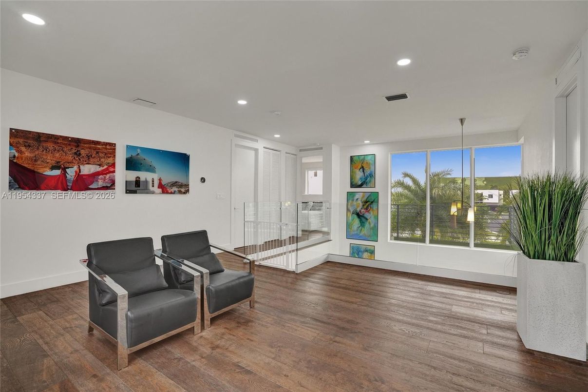 Interior, Recessed Lighting, Wood Texture Flooring