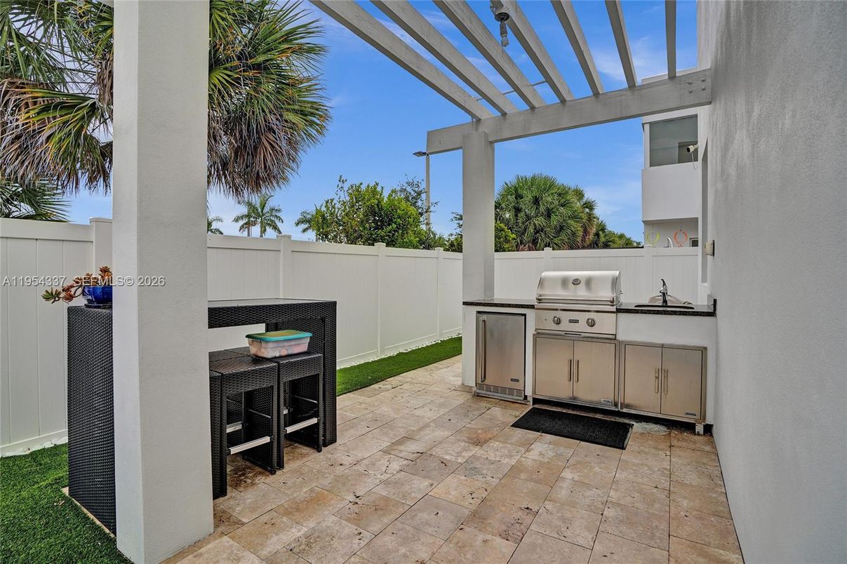 Exterior, Outdoor Kitchen