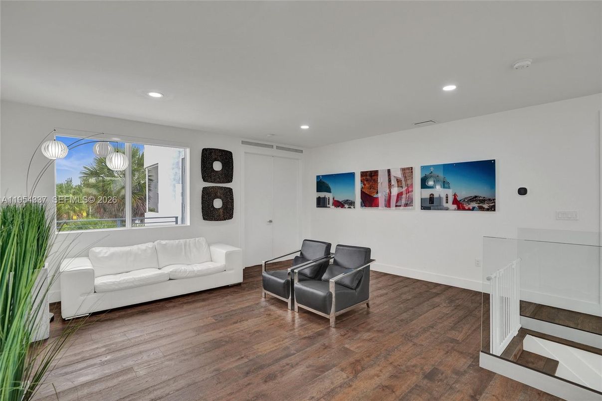 Interior, Recessed Lighting, Wood Texture Flooring