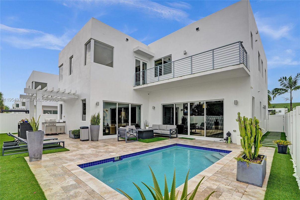 Exterior, Outdoor Kitchen, Pool