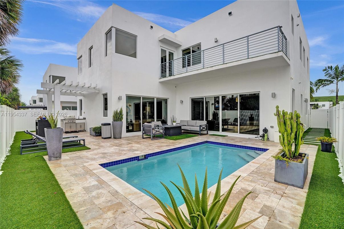 Exterior, Outdoor Kitchen, Pool