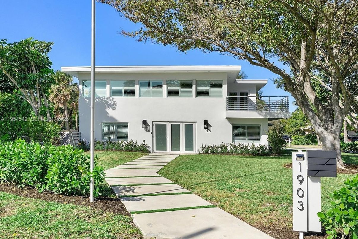 Backyard, Exterior, Facade, Modern