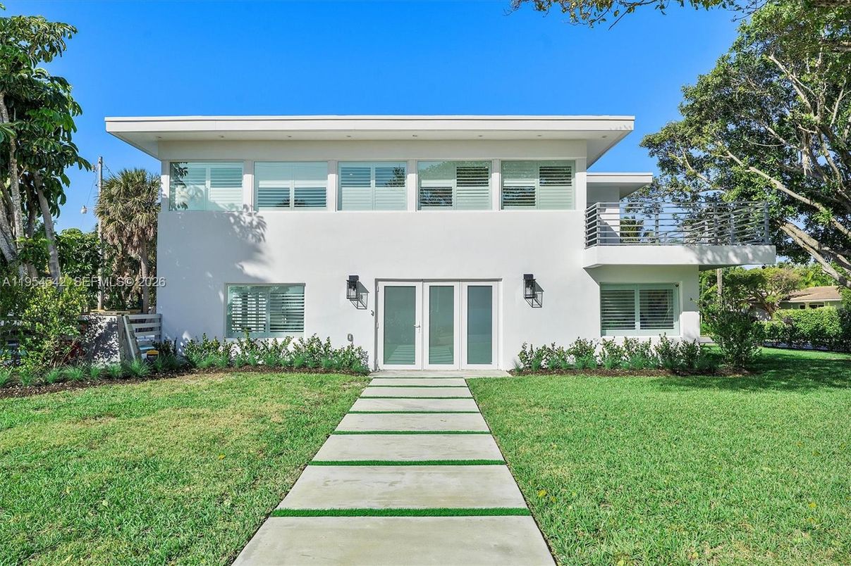 Backyard, Exterior, Facade, Modern