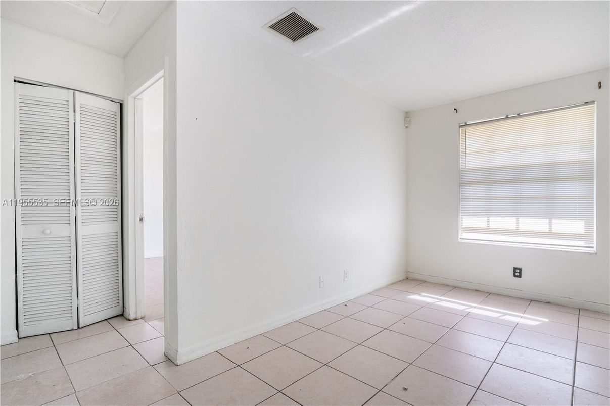 Empty room, Interior